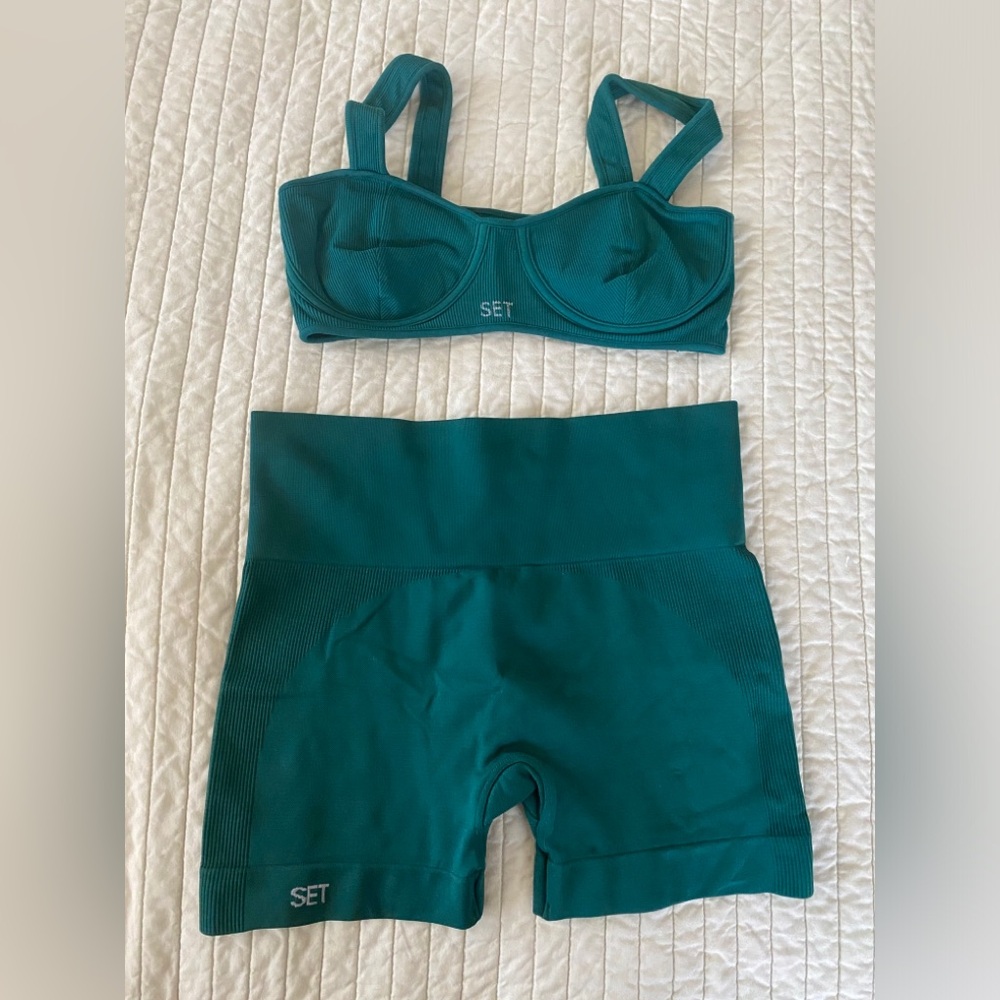 SET Active sports bra and shorts set medium